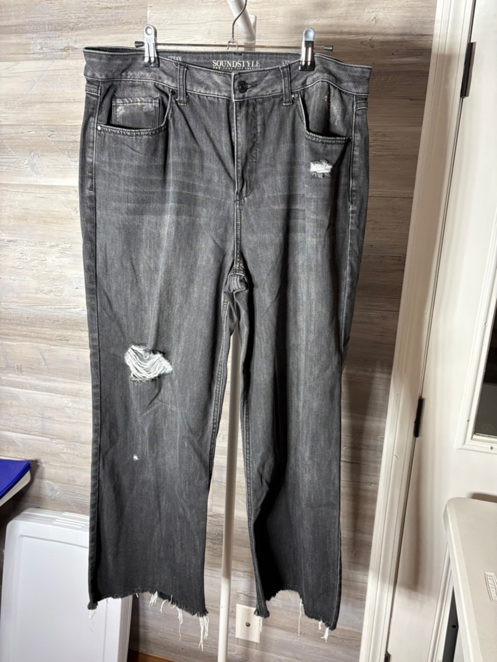 Soundstyle Women's Black Distressed Cropped Jeans 1487
